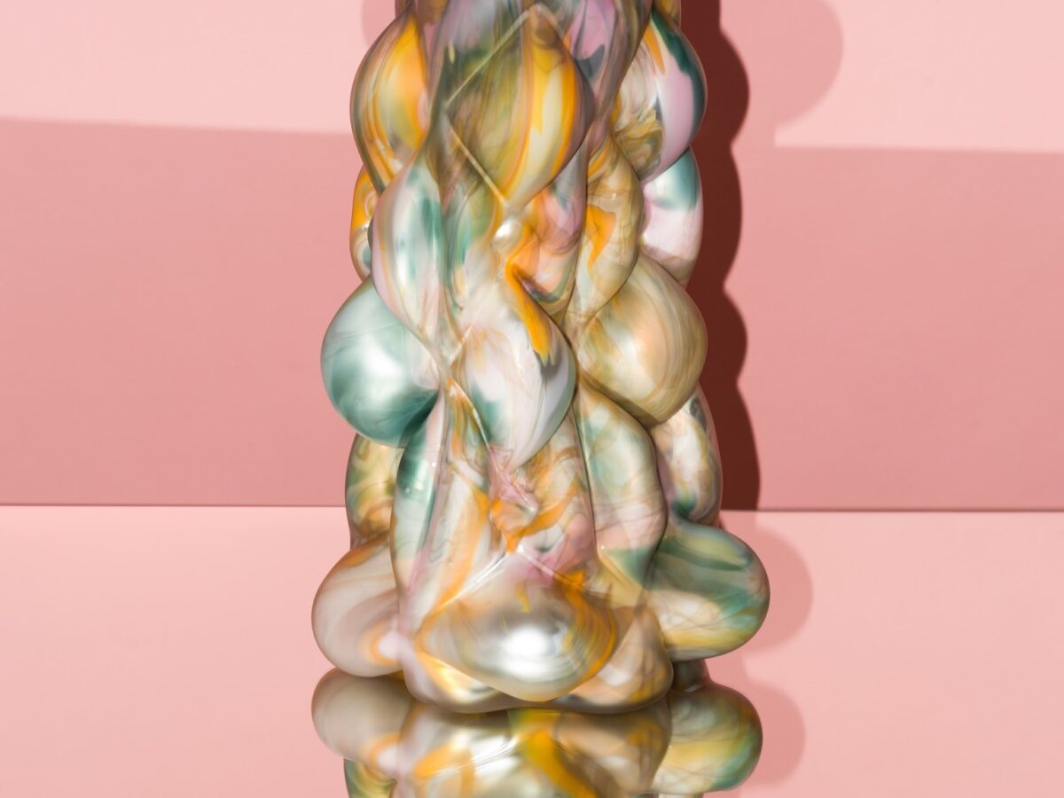 Hanna Hansdotters vaser oppstår i krysningspunktet mellom plan og tilfeldighet. (Foto: QB.)