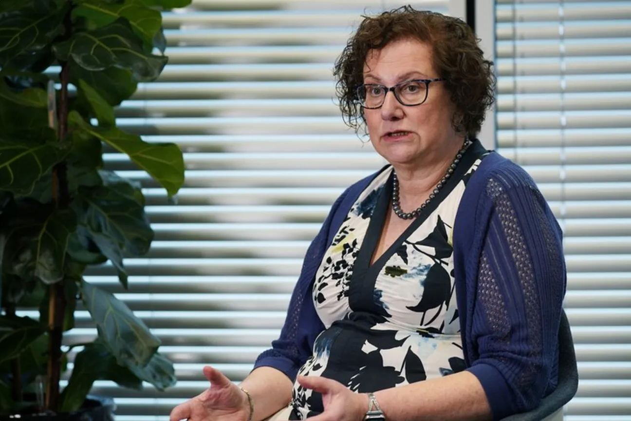 Barnelegen Hilary Cass har blitt utsatt for «avskyelig» hets og blir anbefalt et omfattende sikkerhetsregime. Men det er ikke det som plager henne mest. (Foto: BBC.)