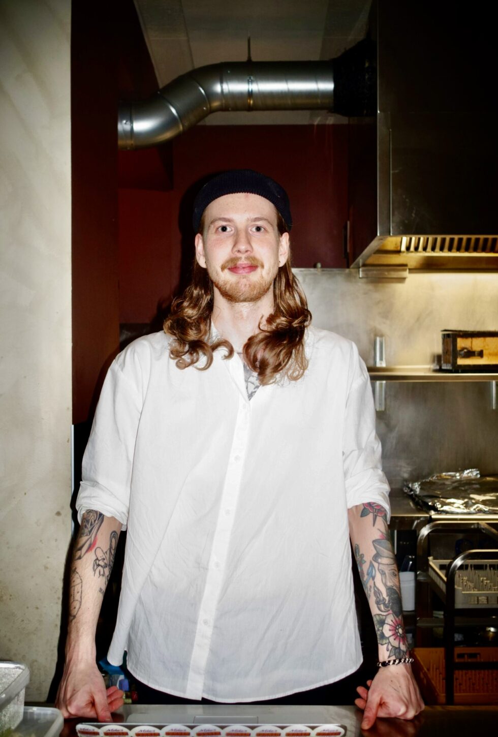 Kokk Oscar Ørskog på Liminal, på Torshov i Oslo. (Foto: Johanna Holt Kleive.)