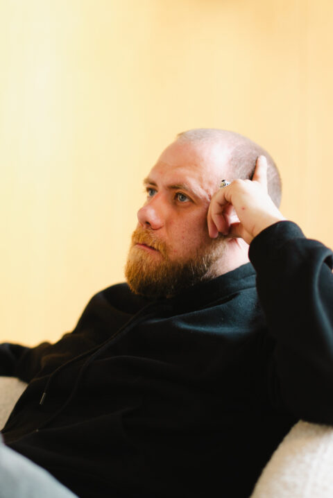 Kunstner Jørgen Raudås på Galleri Duer. (Foto: Aurora Henni Krogh.)