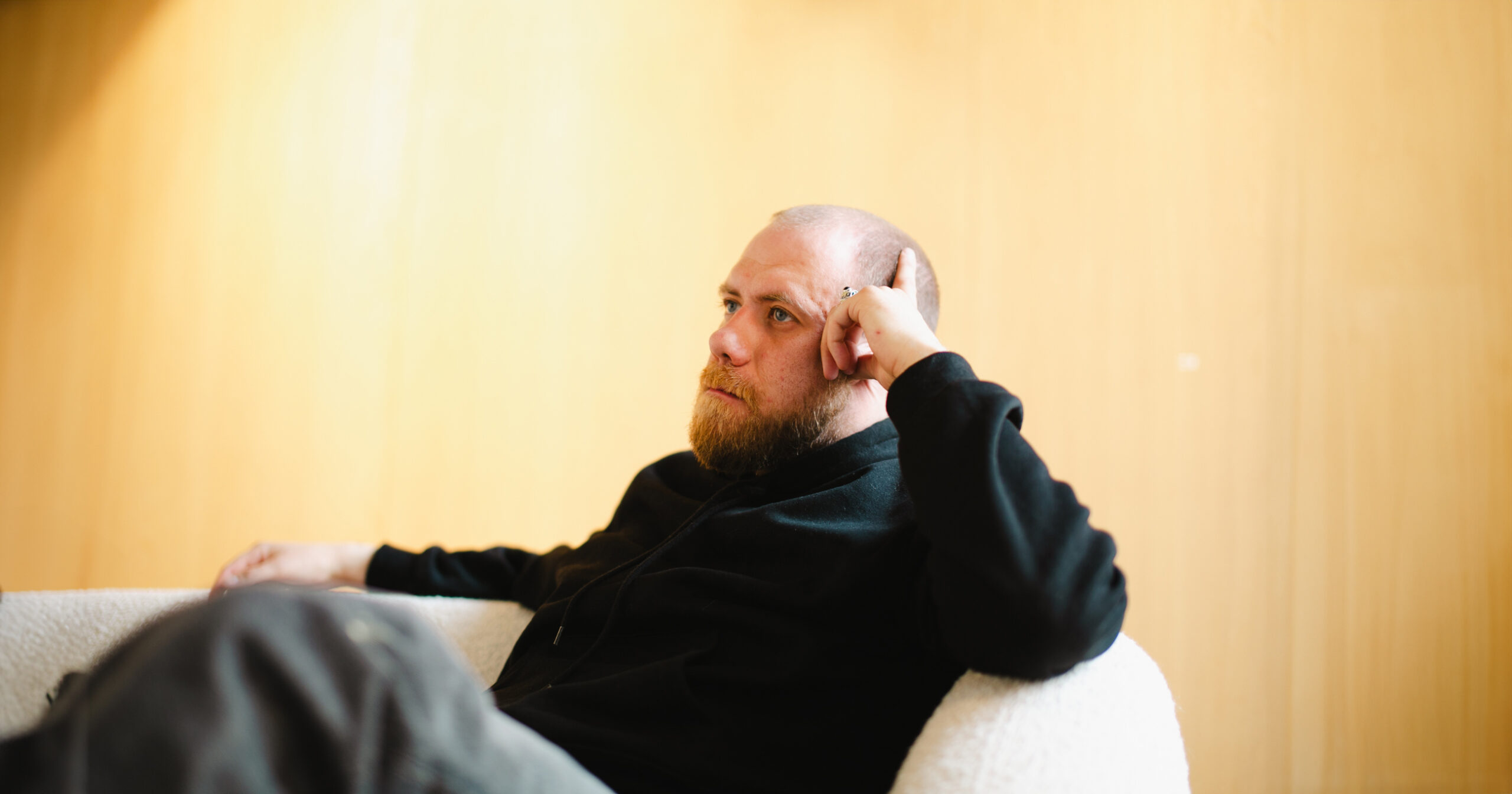 Kunstner Jørgen Raudås på Galleri Duer. (Foto: Aurora Henni Krogh.)