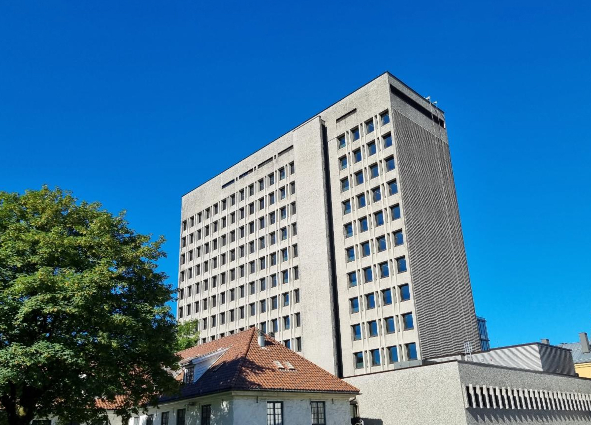 Med sine 51,2 meter er Bergen rådhus gjenkjennelig, markant og synlig i bybildet. (Foto: Ola Henning Målsnes/Bergen kommune.) 1 25:18 Bergene rådhus Rådhuset i Bergen renovering meninger rive