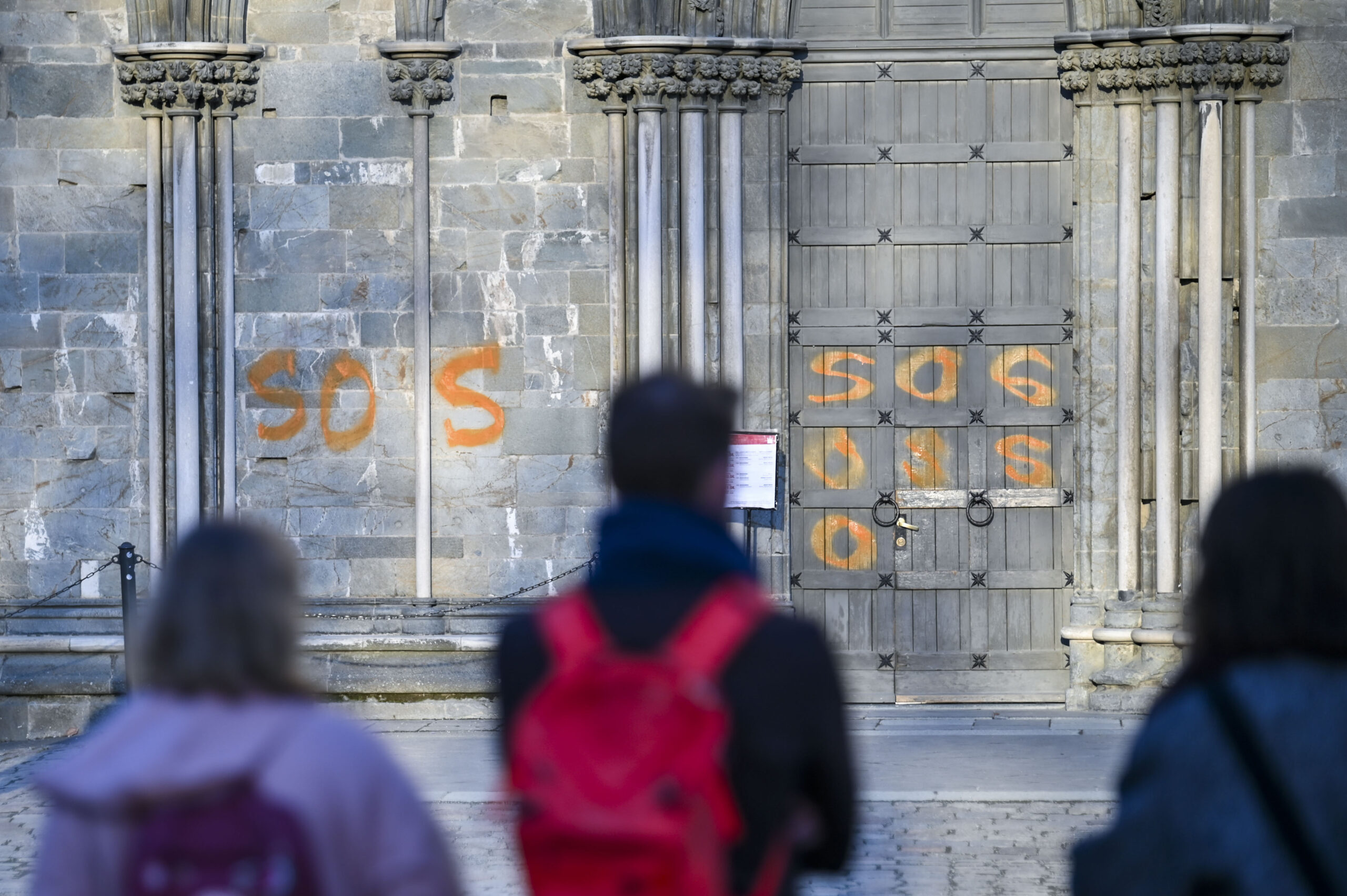En mann i 40-årene ble mandag ettermiddag pågrepet av politiet, etter at han tagget på Vestfronten av Nidarosdomen. (Foto: Joakim Halvorsen/NTB.)