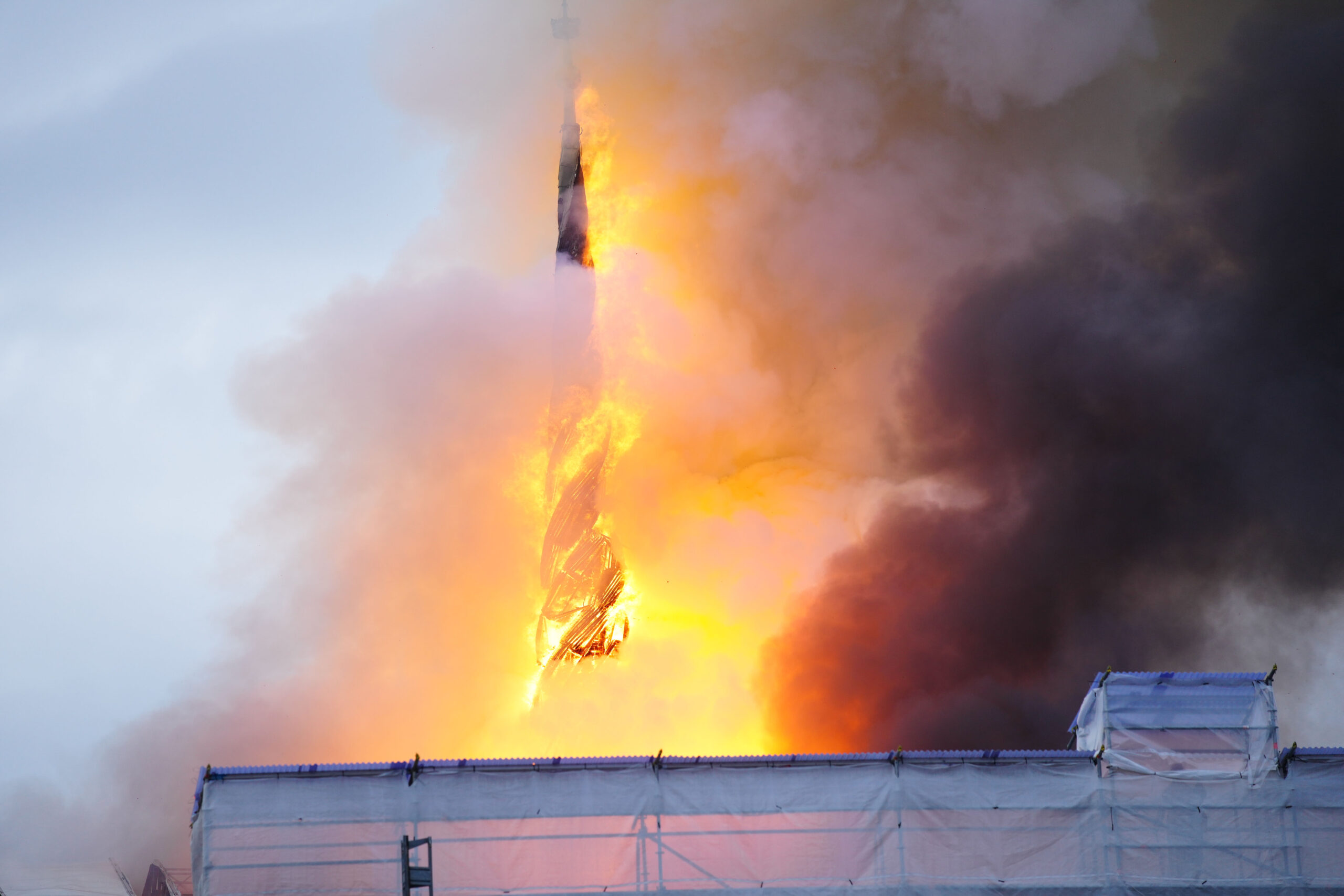 København, Danmark 20240416. Det brenner i bygningen Børsen i København. (Foto: Ida Marie Odgaard/Ritzau Scanpix/NTB.)