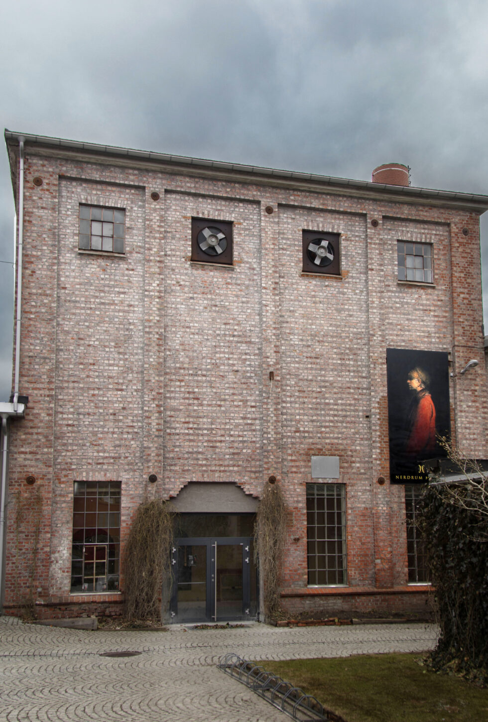 Stavern 20240402. Nerdrum Museum åpner fredag - bare dager før kunstneren selv, Odd Nerdrum, fyller 80 år. Det holder til i Stavern, der en gammel fabrikkbygning nå skal huse 46 av hans verk. (Foto: Nerdrum-museet.)