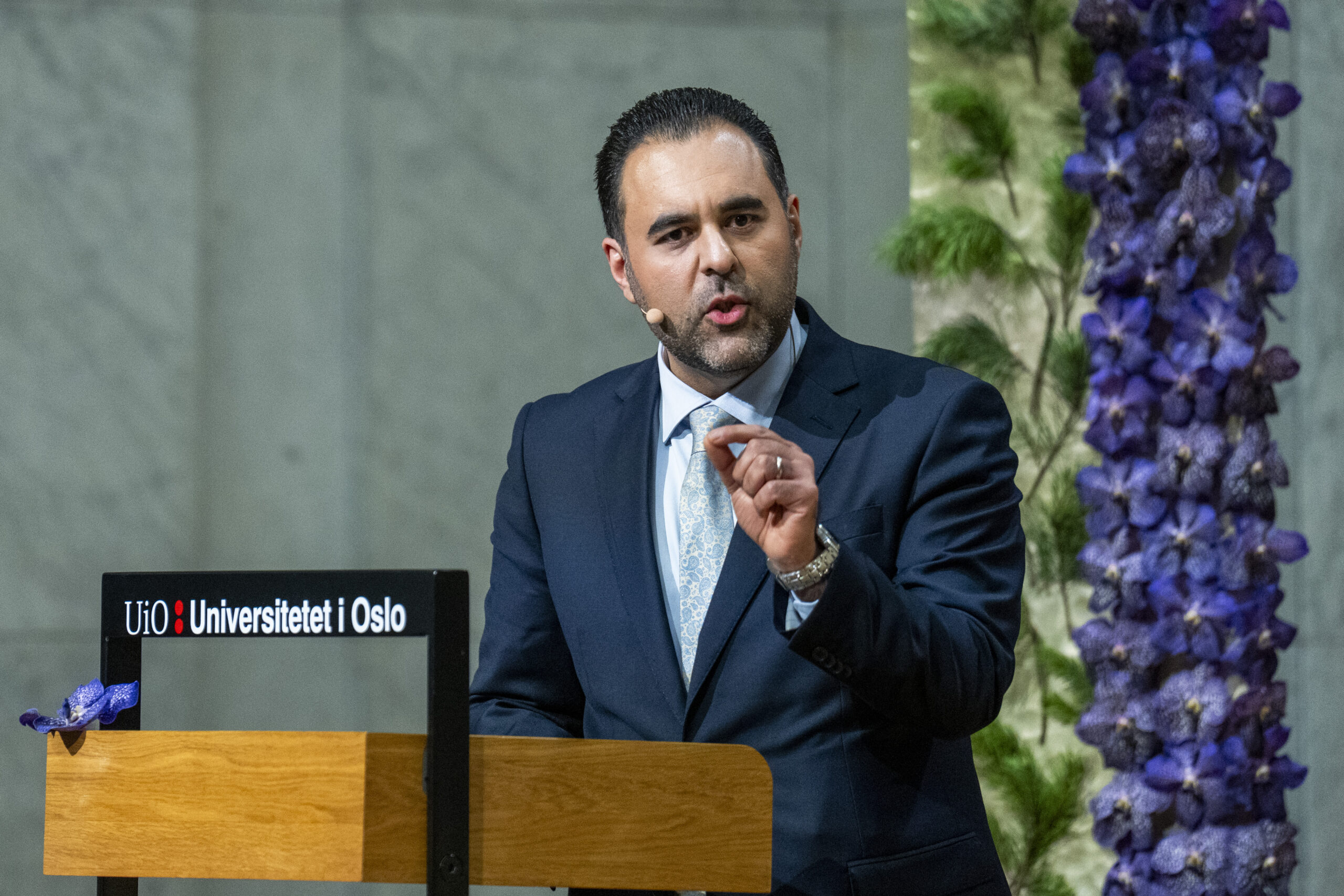 Oslo 20231211. Stortingspresident Masud Gharahkhani taler under Nobels fredsprisforum i Universitetets aula i Oslo mandag. Nobels fredspris 2023 tildeles iranske Narges Mohammadi for hennes kamp mot undertrykking av kvinner i Iran og kampen for menneskerettigheter og frihet for alle. Fredsprisvinneren sitter fengslet og er representert ved barna Ali og Kiana Rahmani og ektefellen Taghi Rahmani i Oslo. (Foto: Fredrik Varfjell/NTB.)