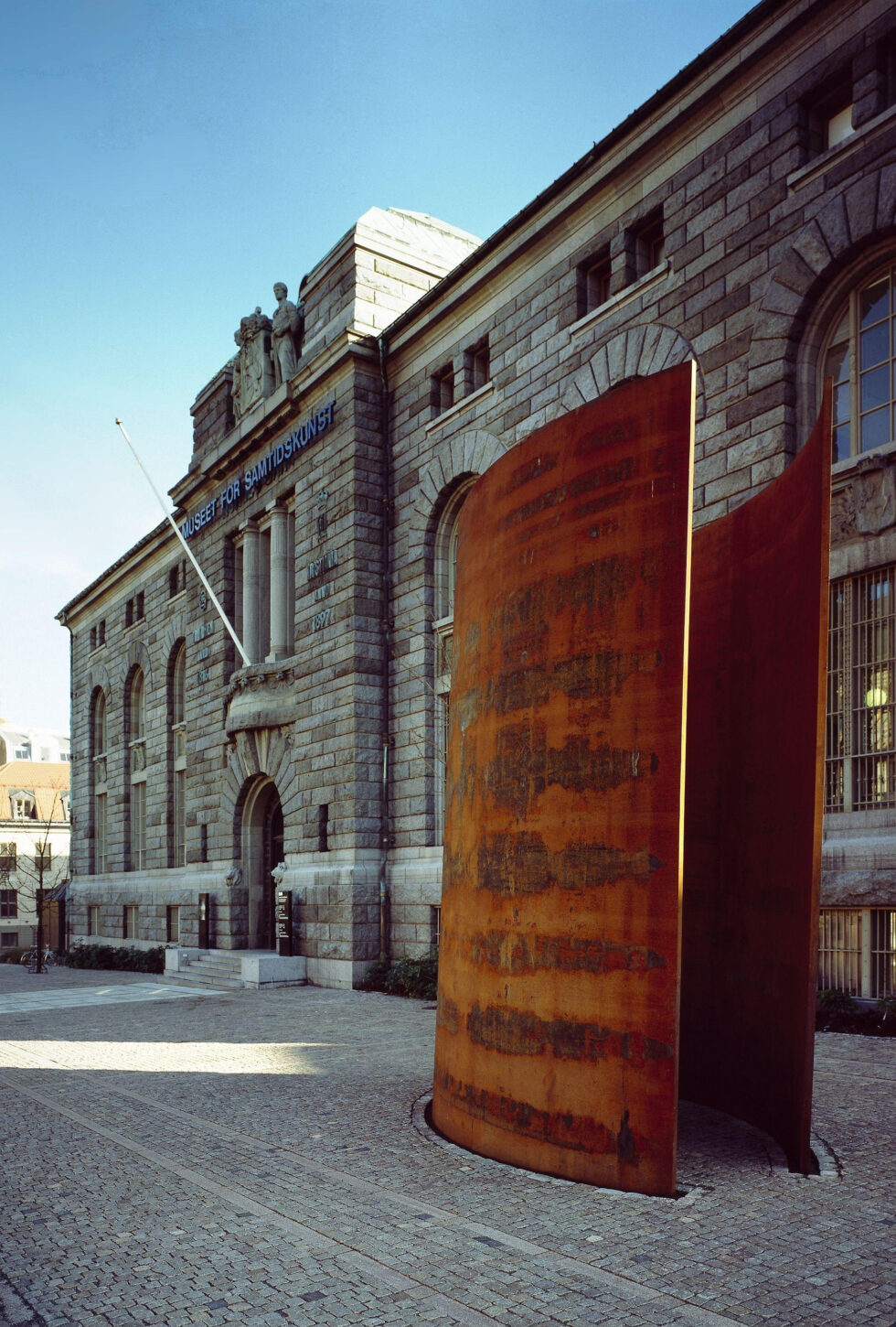 Richard Serra, «Shaft», utenfor det gamle Museet for samtidskunst på Bankplassen. (Foto: Nasjonalmuseet/Morten Thorkildsen.)