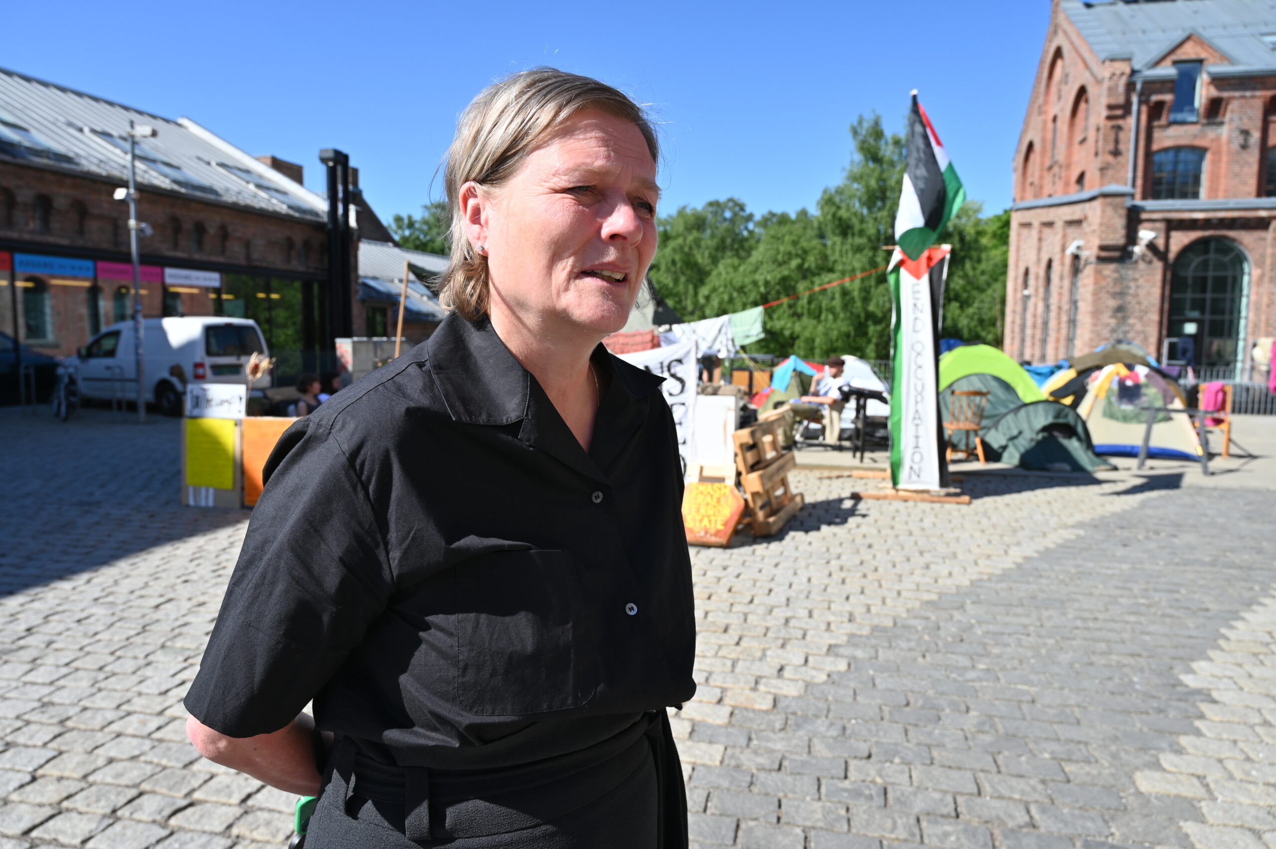 Studenter telter utenfor Kunsthøgskolen i Oslo (Khio). Rektor Marianne Skjulhaug lover ennå ingenting. (Foto: Peter-André Hegg.)