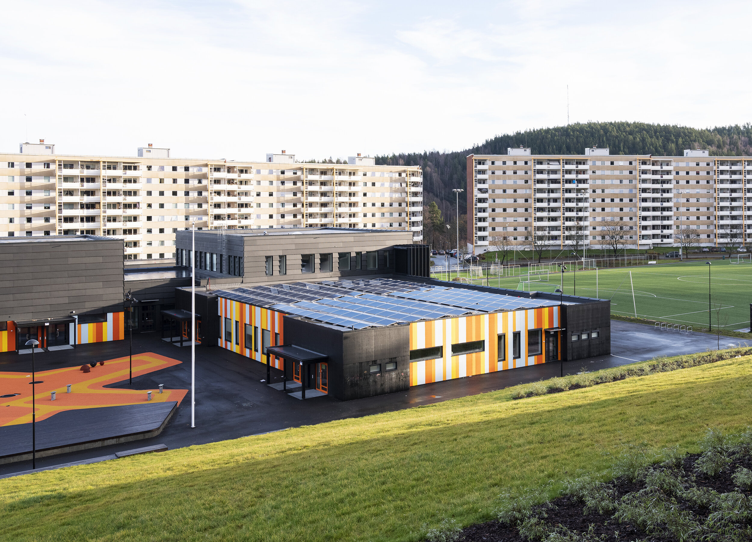 Fjell barneskole i drammen. (Foto: Ola Roald arkitektur.) pride prideflagg regnbueflagg