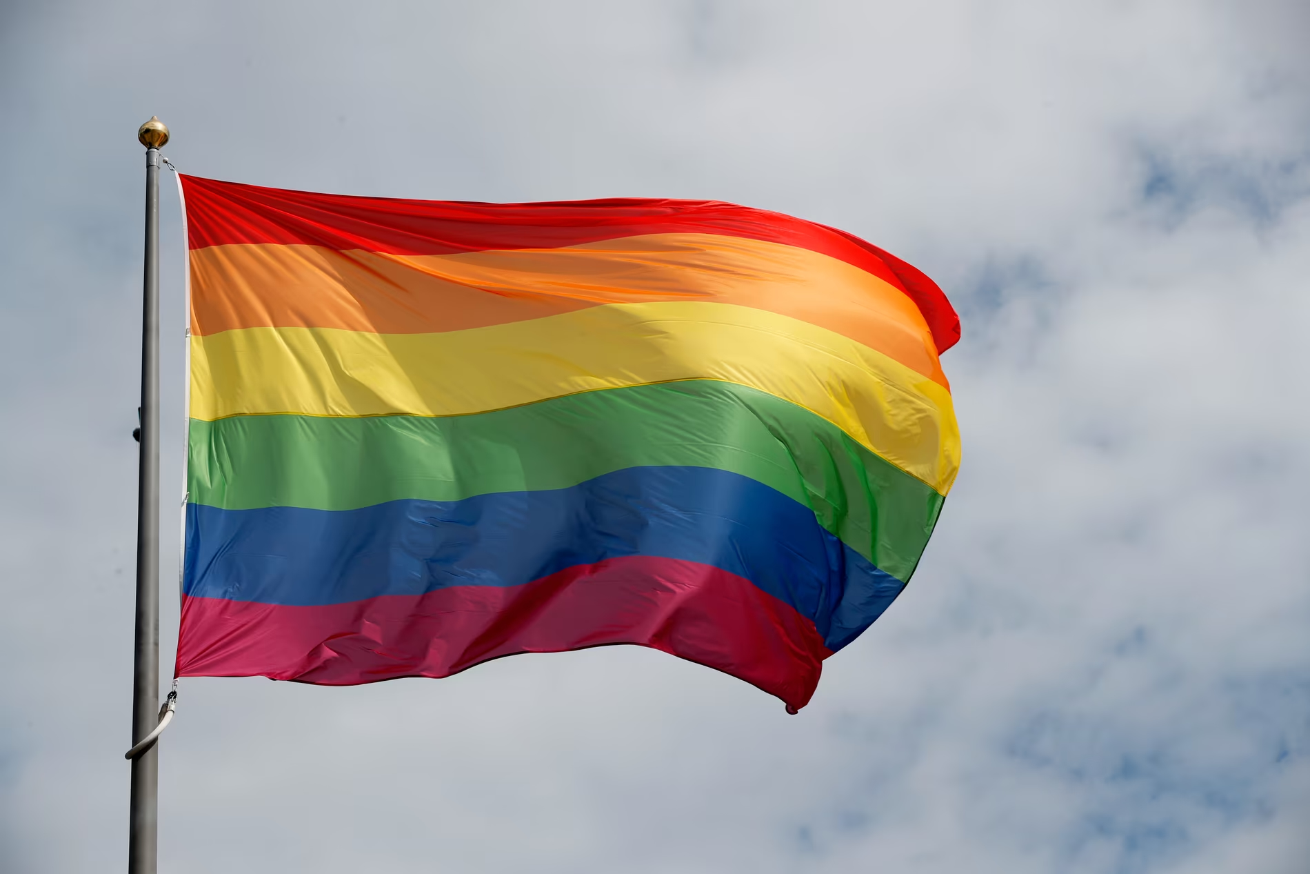 Jeg støtter Ålesund-rektoren i å nekte å følge ordre, og flagge for Pride, tross flakknekten fra kommunedirektøren. En viss styringsrett bør man gi norske rektorer, skriver Danby Choi. Pride Flagg regnbueflagg. (Foto: Lise Åserud/NTB.)