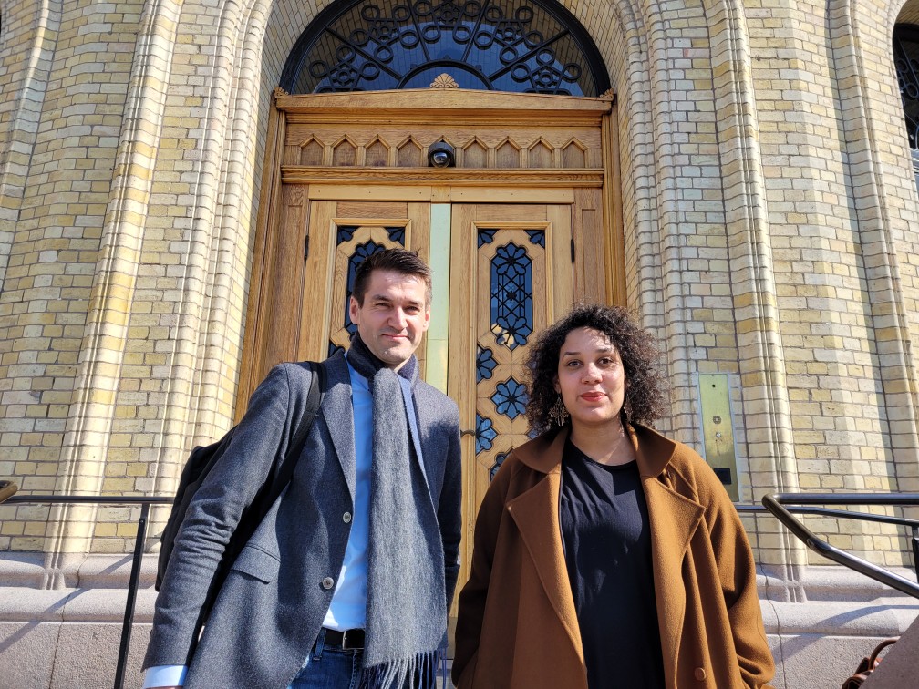 Rådsleder Sigmund Løvåsen og rådsmedlem Camara Lundestad Joof utenfor Stortinget. (Foto: Privat.)