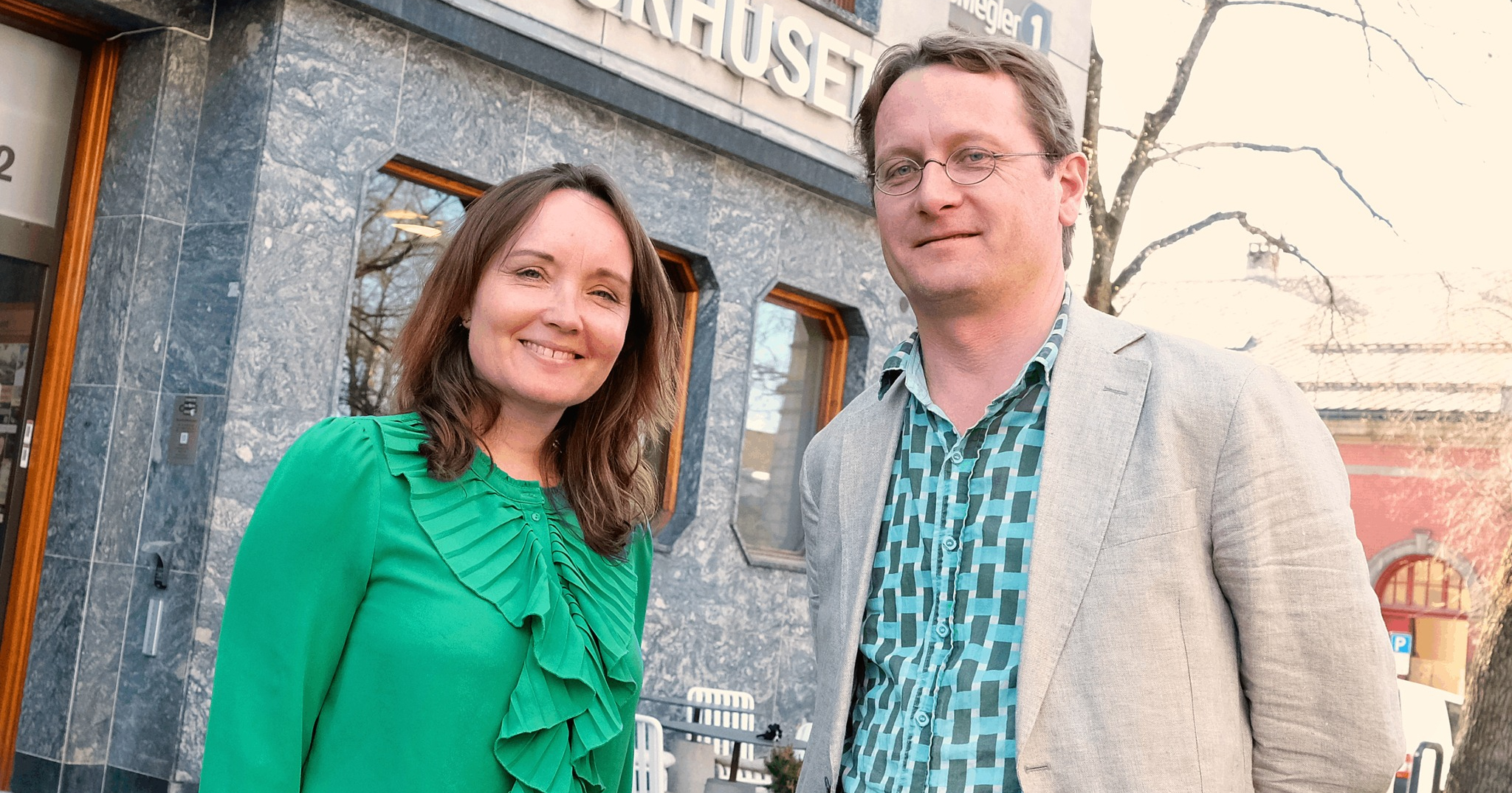 På- og avtroppende leder på Litteraturhuset i Trondheim, Aja Bugge (t.v.) og Trond Åm. (Foto- Kristian Lillenes/Litteraturhuseti Trondheim.)