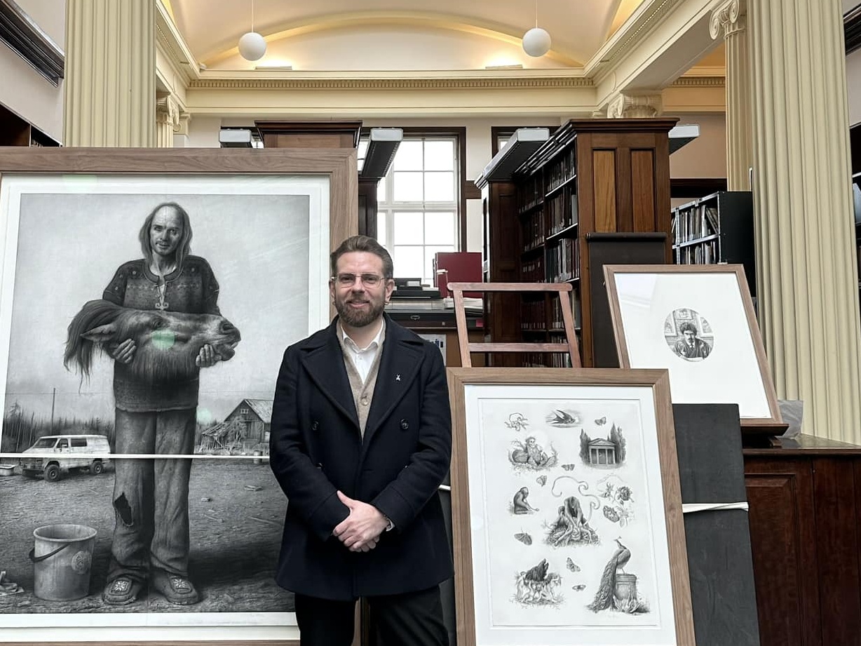 Sverre Malling og verkene hans hos British Museum. (Foto: Privat.)