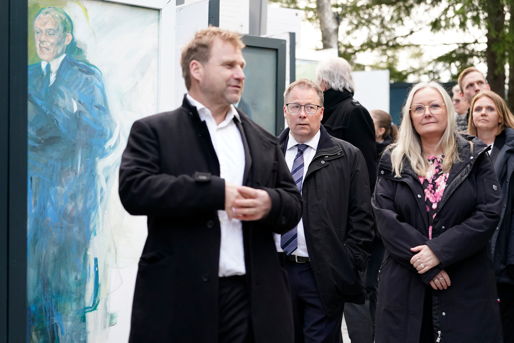 Oslo 20240507. Forsvarsminister Bjørn Arild Gram får en omvisning på Roseslottet av Vebjørn Sand t.v. tirsdag kveld. Stortingspolitiker Mona Nilsen (A) t.h. Foto: Terje Pedersen / NTB