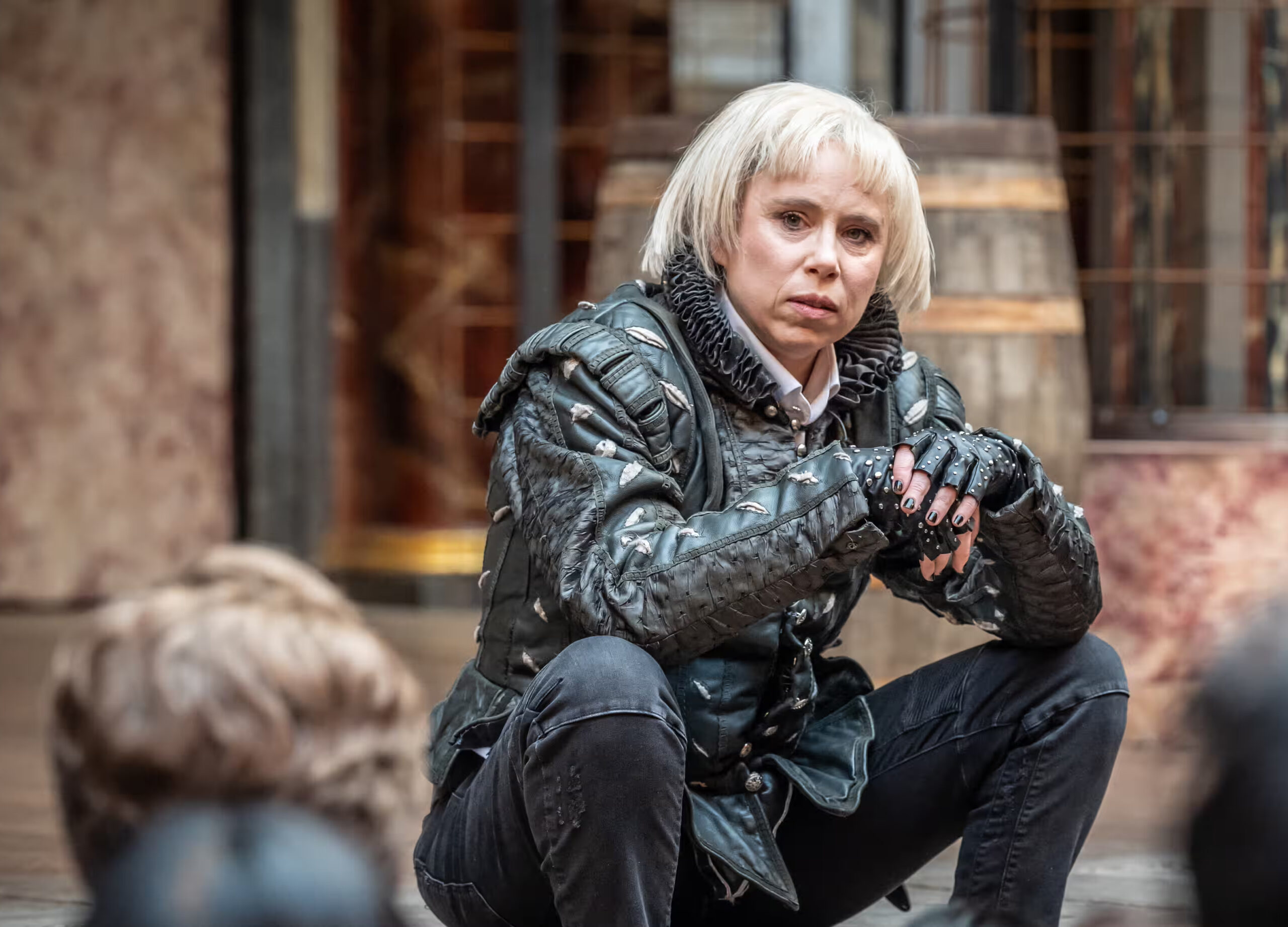 Det var massive reaksjoner da Michelle Terry fikk tittelrollen i Shakespeares «Rikard III». Ikke fordi hun er kvinne, men fordi hun ikke har funksjonsnedsettelse. (Foto: Marc Brenner.)