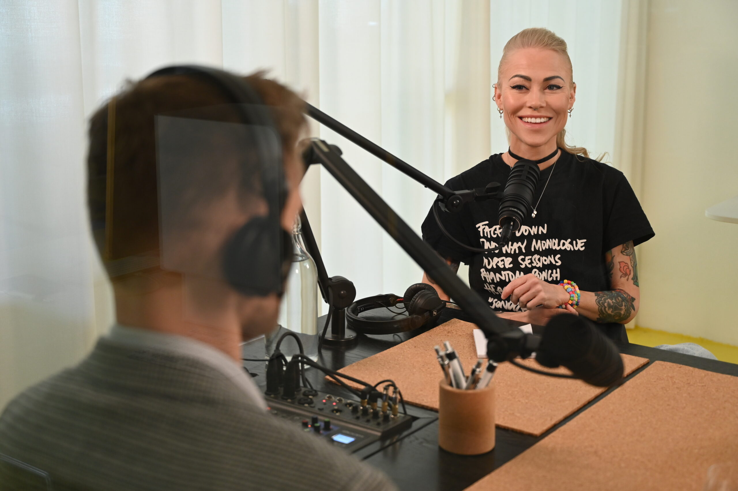 Ingeborg Senneset hos Tandes tenketank med Mikkel Ihle Tande. (Foto: Peter-André Hegg.)