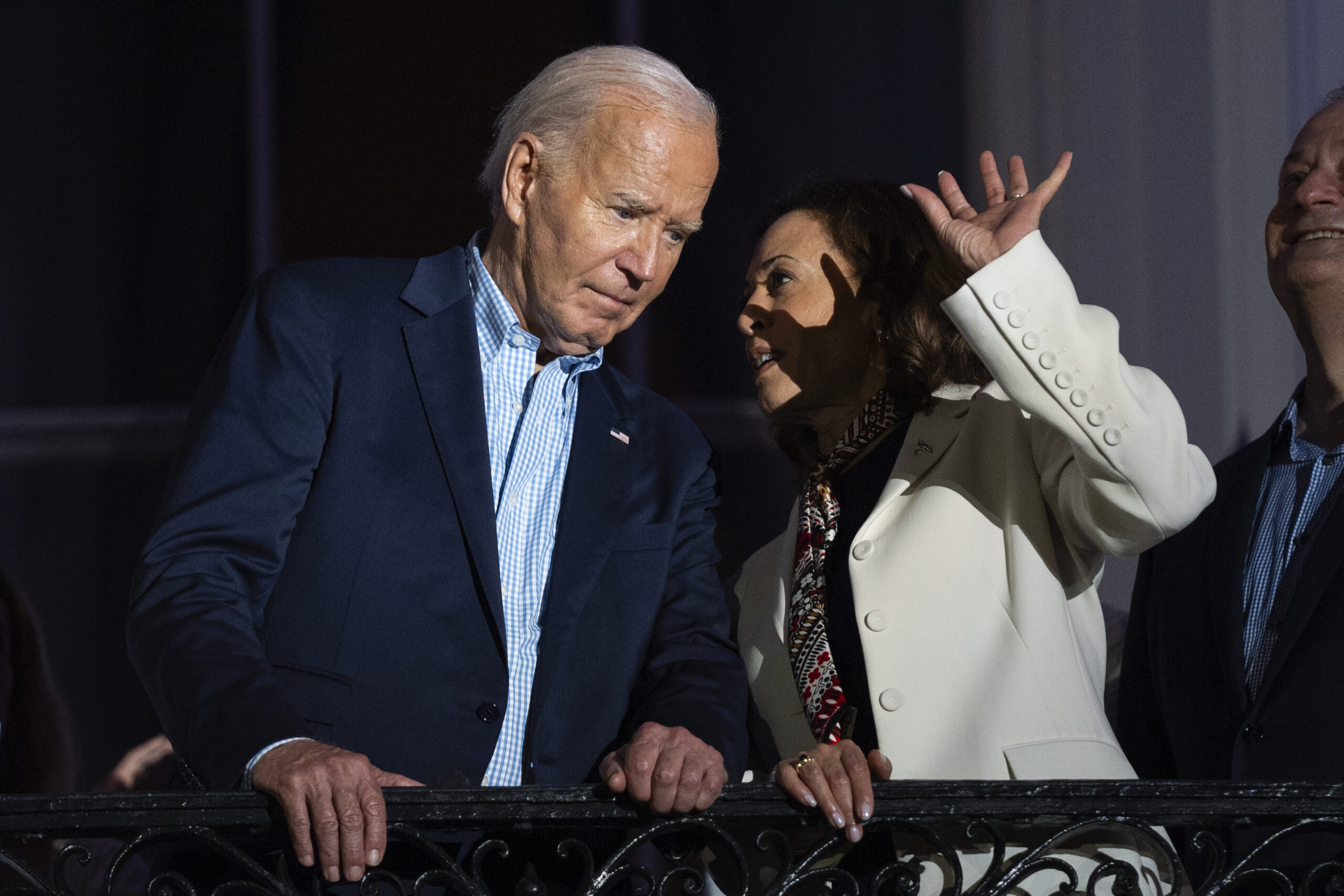 Vice President Kamala Harris talks with President Joe Biden as they view the Independence Day firework display over the National Mall from the balcony of the White House, Thursday, July 4, 2024, in Washington. (Foto: AP Photo/Evan Vucci.)