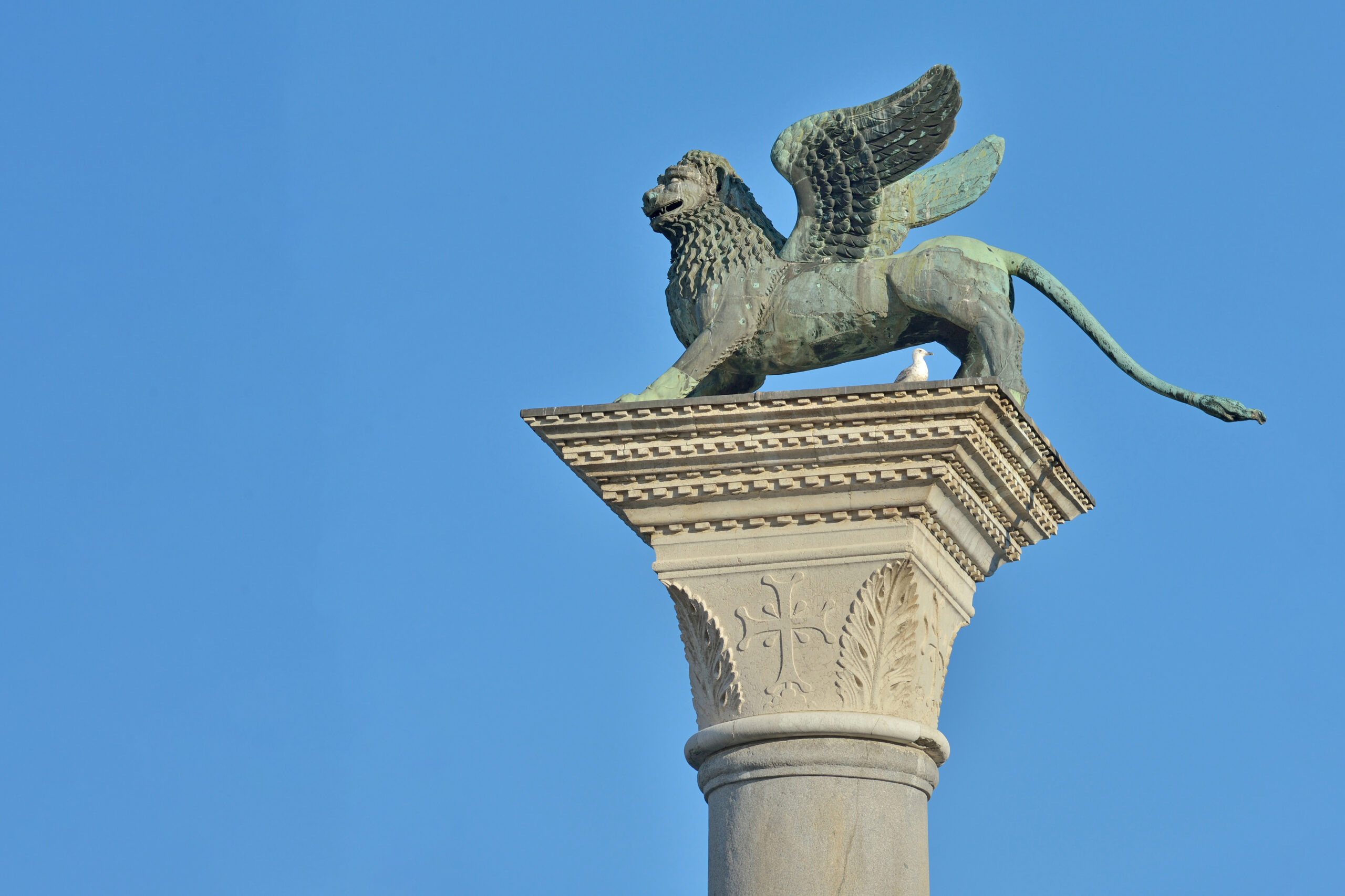 En bevinget bronseløve på fem meter og tre tonn ruver over Markusplassen i Venezia. Den er et symbol både for byen og helgenen. Men opprinnelsen er hverken kristen eller italiensk, ifølge teoriene. (Foto: Wikipedia.)