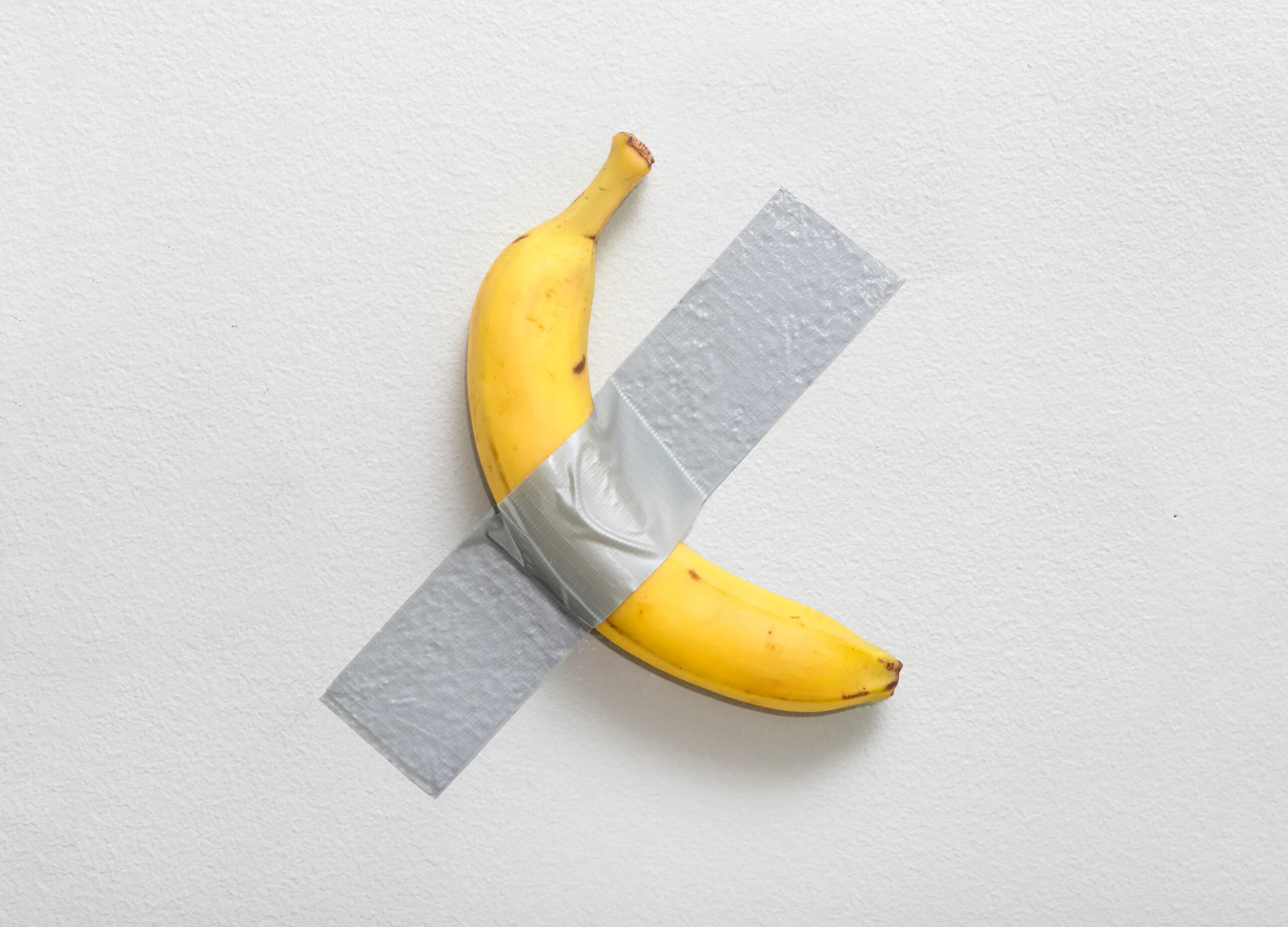 Maurizio Cattelan, «Comedian» (2019), bestående av banan og gaffateip, skal auksjoneres vekk høsten 2024. (Foto: Sotheby's.)