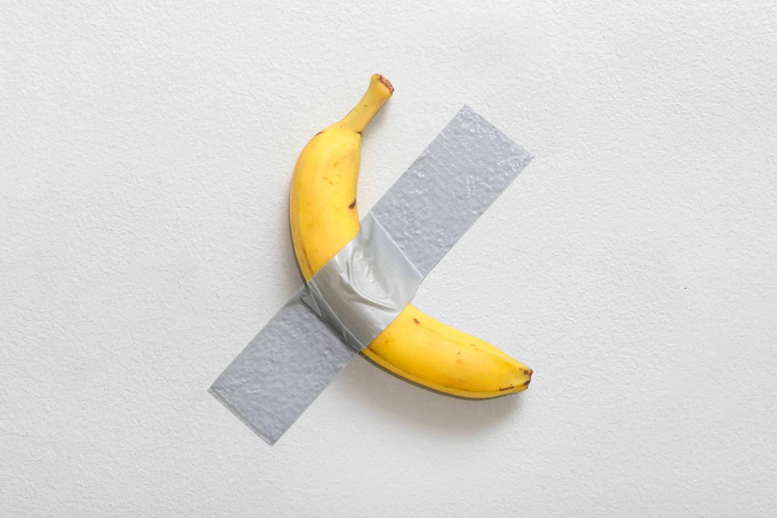 Maurizio Cattelan, «Comedian» (2019), bestående av banan og gaffateip, skal auksjoneres vekk høsten 2024. (Foto: Sotheby's.)