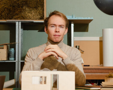 Karl Fredrik Honningsvåg (22) mener det er en grunn til at arkitektstudenter er blandt de som bruker mest tid på skole (Foto: Torstein Olav Eriksen.)