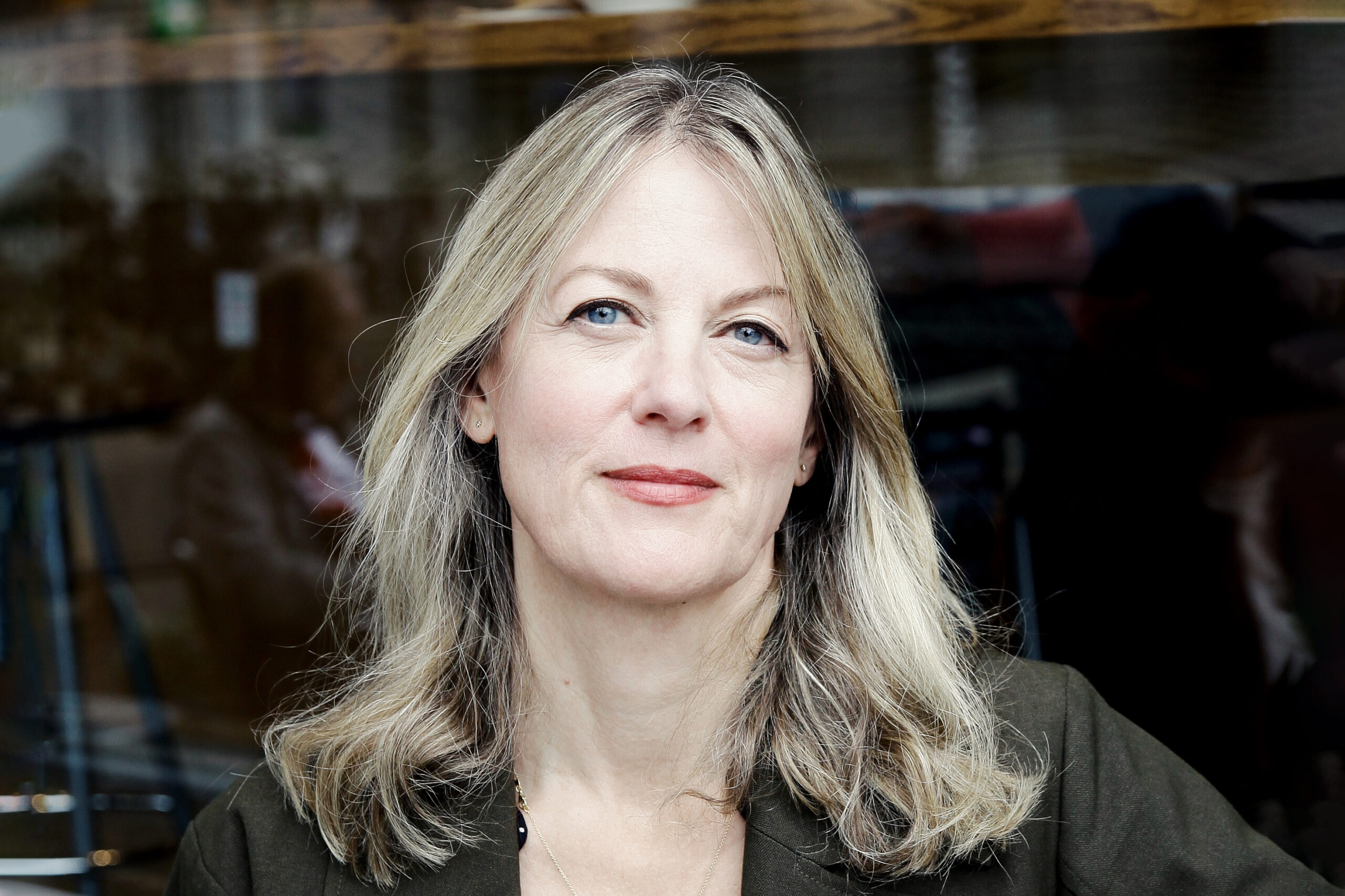 Prisvinnende forfatter, språkviter og professor Helene Uri er lite begeistret over at Den norske forfatterforening har signert et Palestina-opprop på vegne av henne. Hun mener det fører til splittelser at kunstnerorganisasjonene tar stilling i politisk betente saker utenom kjerneområdene. (Foto: Anna-Julia Granberg.)