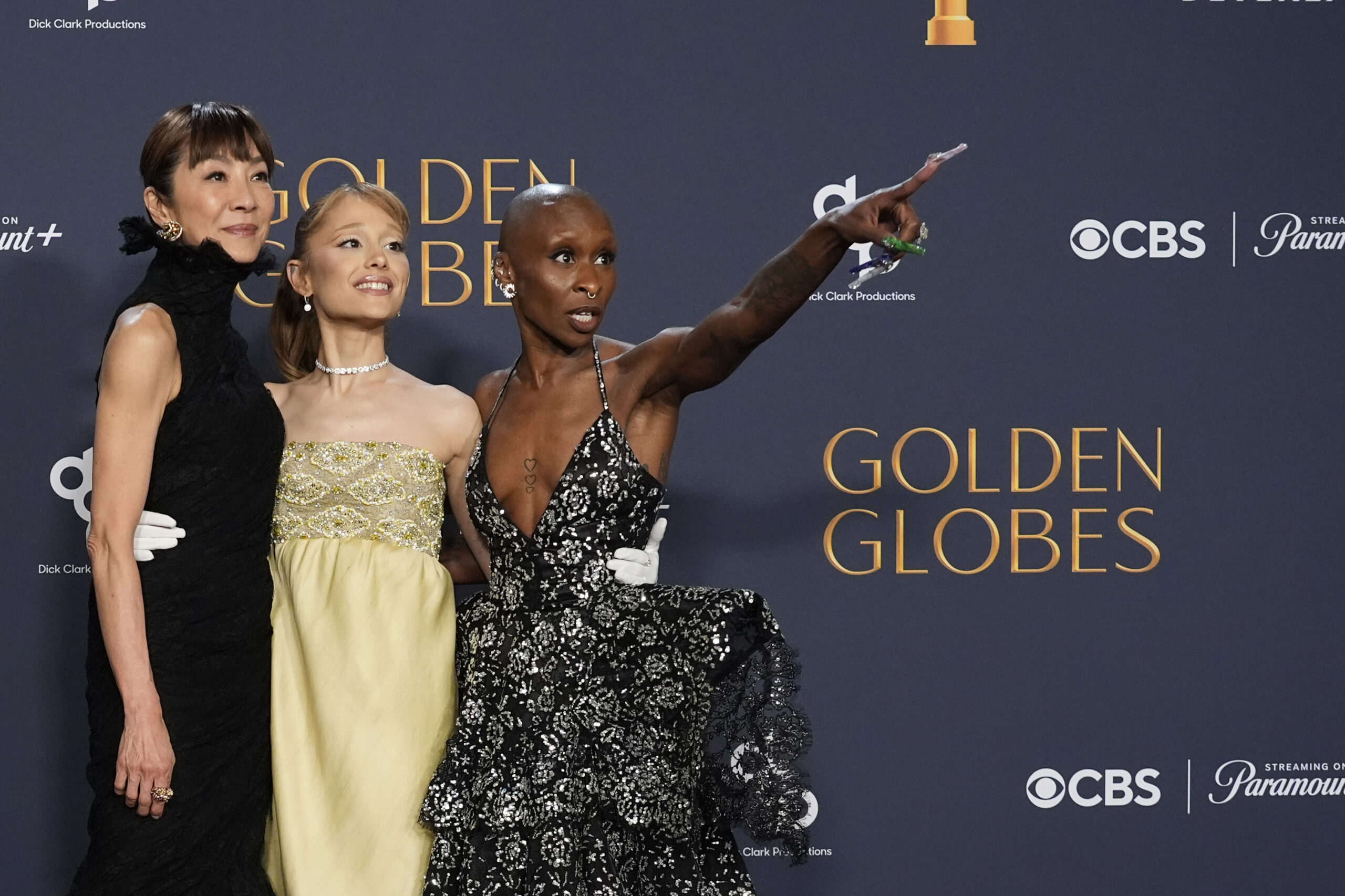 Michelle Yeoh, Ariana Grande og Cynthia Erivo poserer i presserommet under den 82. Golden Globes søndag 5. januar 2025 på Beverly Hilton i Beverly Hills, California. (Foto: AP Photo/Chris Pizzello.)