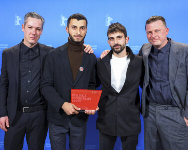 I februar i fjor gjorde Bård Kjøge Rønning (t.h.) det bra på filmfestival i Berlin våren 2024. Rønning var med på å produsere den palestinsk-israelske dokumentarfilmen «No Other Land». Nå fremmes rasismepåstander mot den norske filmprodusenten. (Foto: Nadja Wohlleben/AP/NTB.)