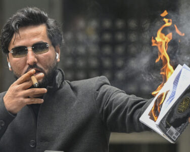 Dersom medier unnlater å dekke kontroversielle saker av frykt for reaksjoner, overlater de nyhetsbildet til alternative aktører som kan spre feilinformasjon og konspirasjonsteorier, skriver Sarah Gaulin. (Foto: Anders Wiklund/NTB.)