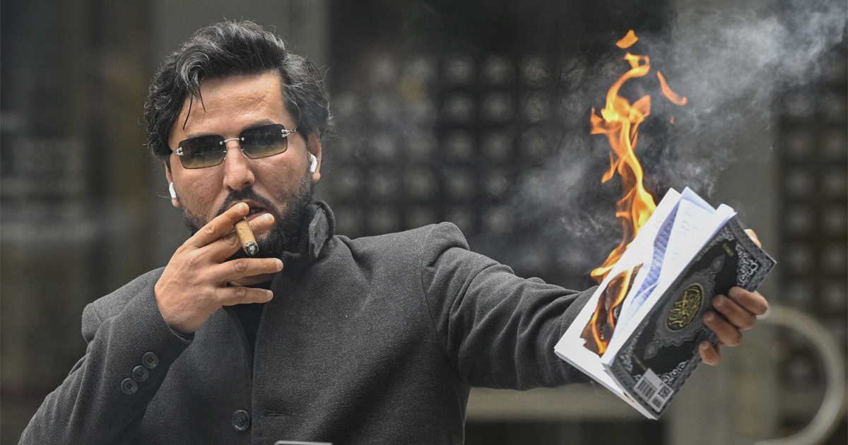 Dersom medier unnlater å dekke kontroversielle saker av frykt for reaksjoner, overlater de nyhetsbildet til alternative aktører som kan spre feilinformasjon og konspirasjonsteorier, skriver Sarah Gaulin. (Foto: Anders Wiklund/NTB.)