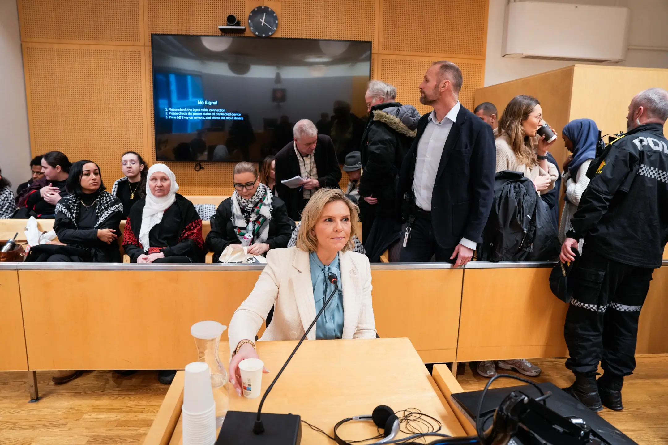 Er det sånn at Sylvi Listhaugs rettigheter reguleres av en annen bok en Norges lover fordi hun er leder av FRP, spør Dana Manouchehri. (Foto: Heiko Junge/NTB.)
