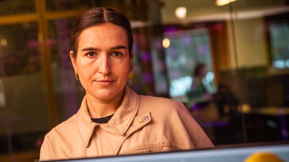 Adelina Ibishi bekymrer seg over at lytterne til «mannepodkaster» i stor grad er menn og gutter, ofte plassert til høyre i politikken. Den bekymringen deler ikke jeg, skriver podkaster Silje Schevig. (Jonas Tomter/NRK.)