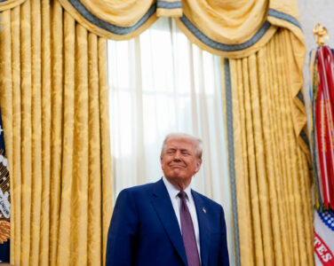 Donald Trump har fått en god start på sin andre presidentperiode. Aldri før har han vært så populær, ifølge det Aftenposten kaller for en grundig undersøkelse gjort av YouGov og CBS.. Her er Trump i Det hvite hus torsdag 13. februar. (Foto: Nathan Howard, Reuters/NTB.)