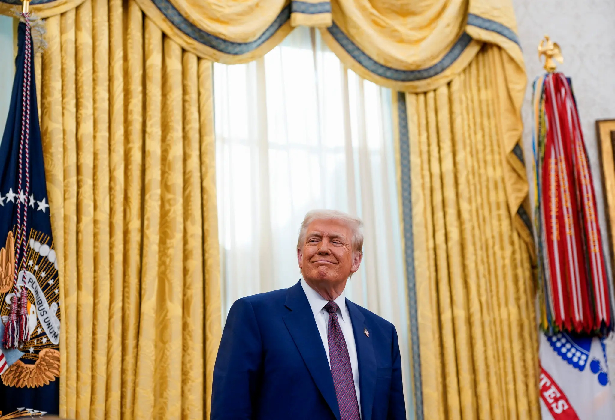 Donald Trump har fått en god start på sin andre presidentperiode. Aldri før har han vært så populær, ifølge det Aftenposten kaller for en grundig undersøkelse gjort av YouGov og CBS.. Her er Trump i Det hvite hus torsdag 13. februar. (Foto: Nathan Howard, Reuters/NTB.)