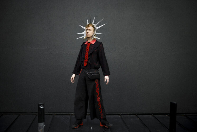 Andris Ødegård forteller om hvordan det er å studere på Einar Granum Kunstfagskole. (Foto: Celine Bergundhaugen.)