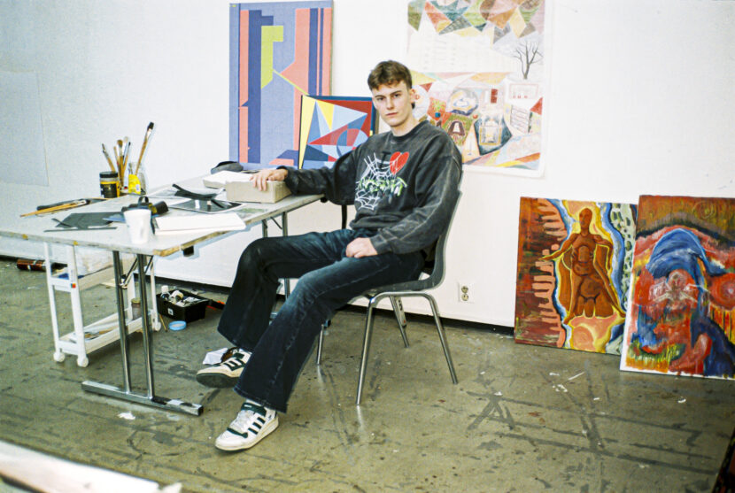 Jørgen Bryn forteller om hvordan det er å studere på Einar Granum Kunstfagskole. (Foto: Celine Bergundhaugen.)