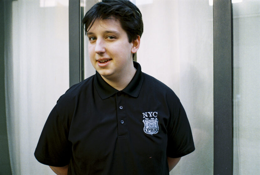 Noah Geraldi forteller om hvordan det er å studere på Einar Granum Kunstfagskole. (Foto: Celine Bergundhaugen.)