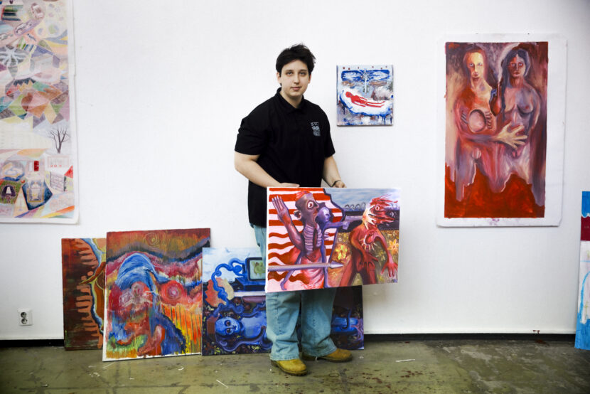 Noah Geraldi forteller om hvordan det er å studere på Einar Granum Kunstfagskole. (Foto: Celine Bergundhaugen.)