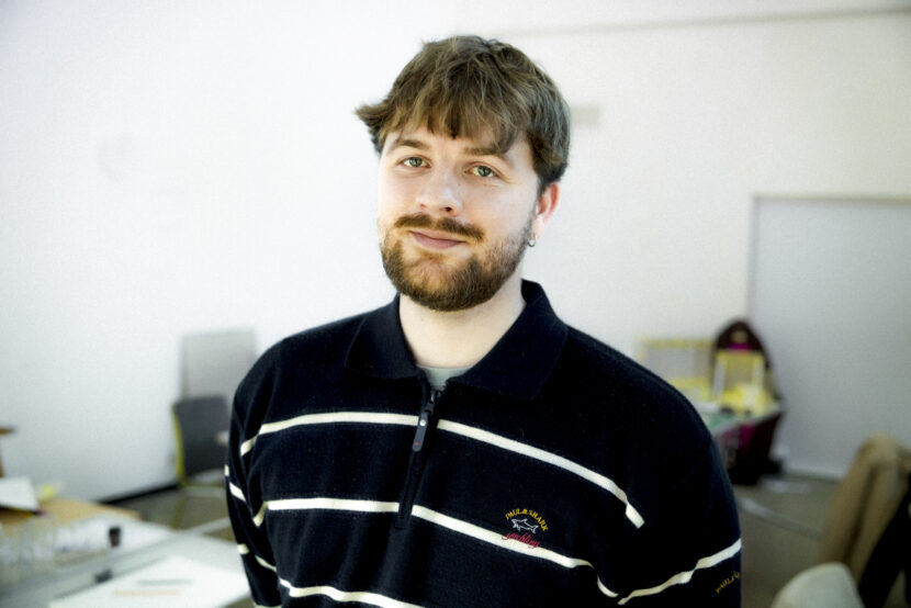 Tidligere student Markus Myhre Mitsem forteller om hvordan det er å studere på Einar Granum Kunstfagskole. (Foto: Celine Bergundhaugen.)