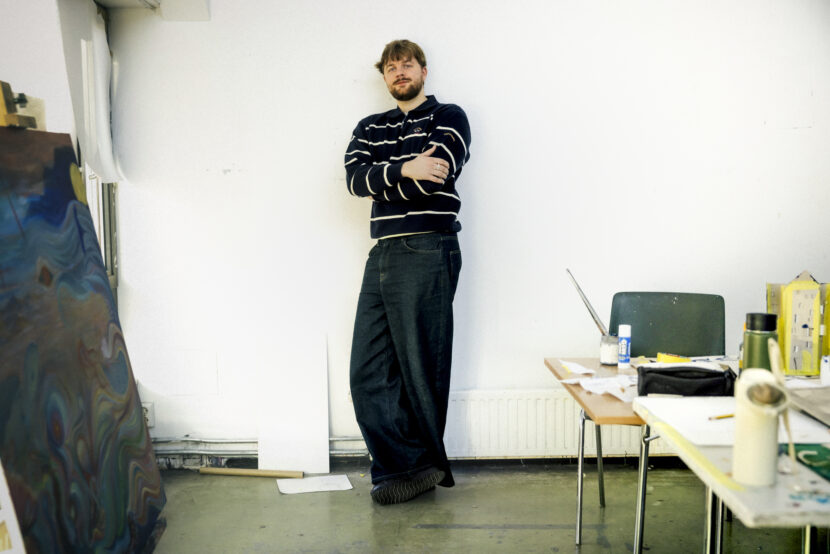 Tidligere student Markus Myhre Mitsem forteller om hvordan det er å studere på Einar Granum Kunstfagskole. (Foto: Celine Bergundhaugen.)