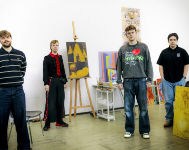 Tidligere student Markus Myhre Mitsem, og nåværende studenter Andris Ødegård, Jørgen Bryn og Noah Geraldi forteller om hvordan det er å studere på Einar Granum Kunstfagskole. (Foto: Celine Bergundhaugen.)