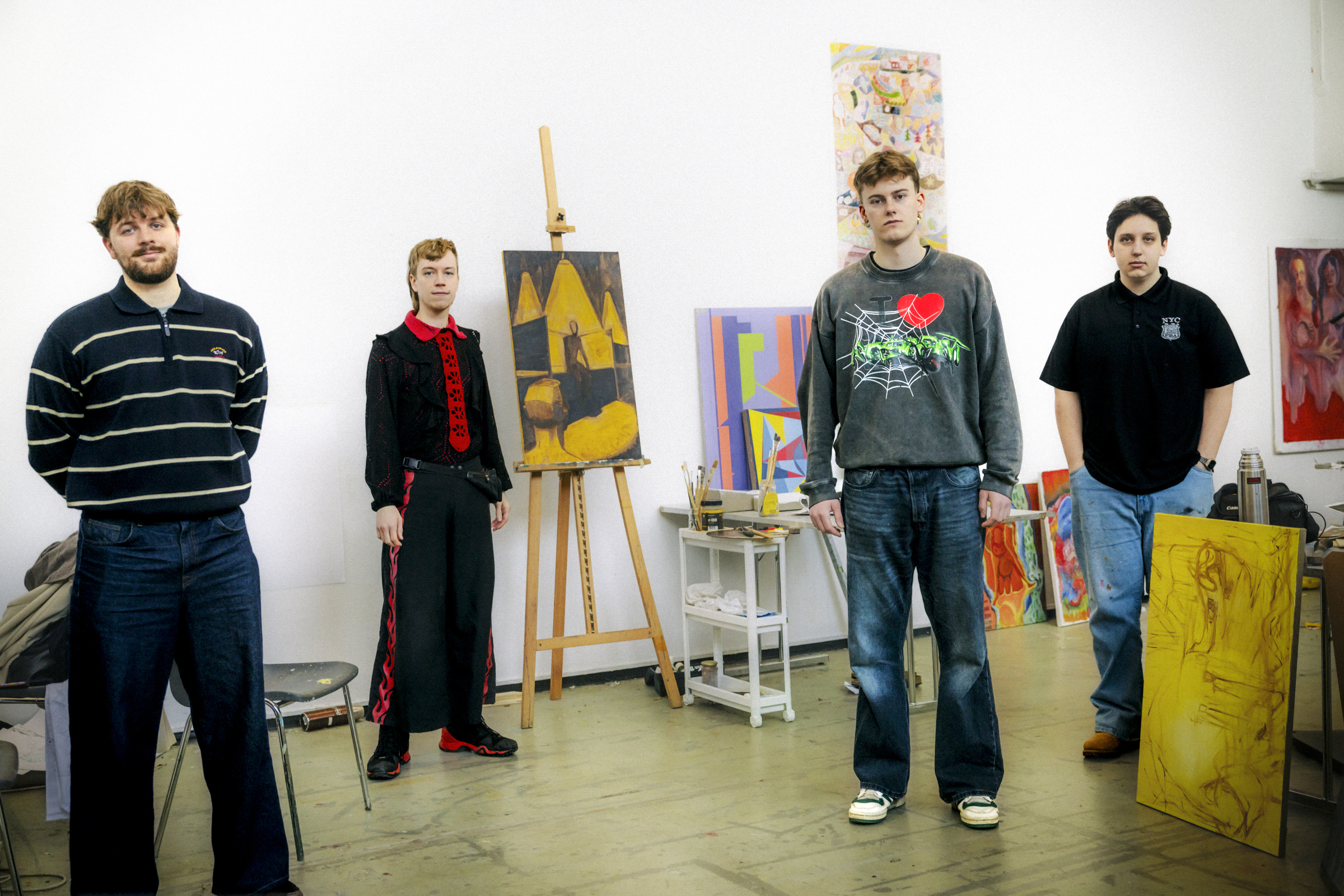 Tidligere student Markus Myhre Mitsem, og nåværende studenter Andris Ødegård, Jørgen Bryn og Noah Geraldi forteller om hvordan det er å studere på Einar Granum Kunstfagskole. (Foto: Celine Bergundhaugen.)