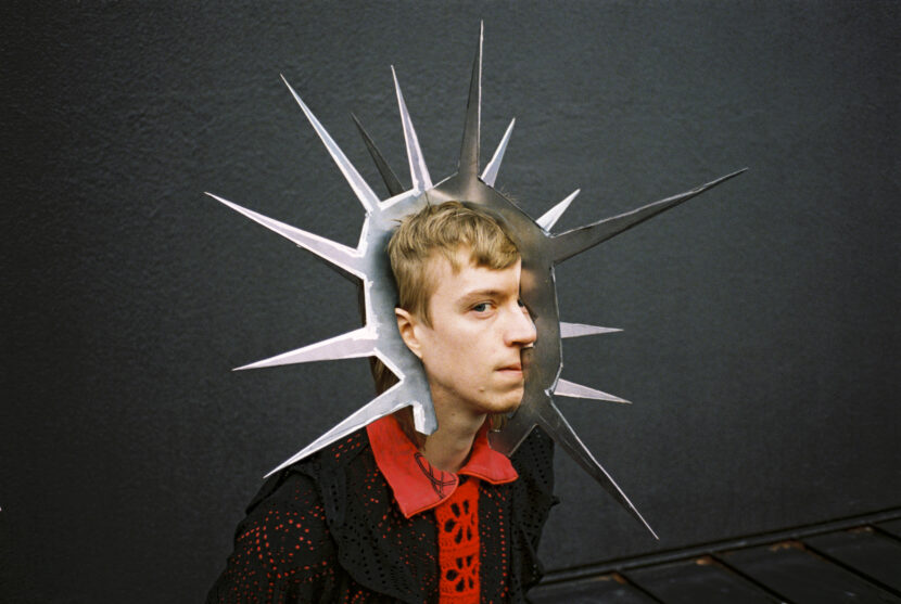 Andris Ødegård forteller om hvordan det er å studere på Einar Granum Kunstfagskole. (Foto: Celine Bergundhaugen.)