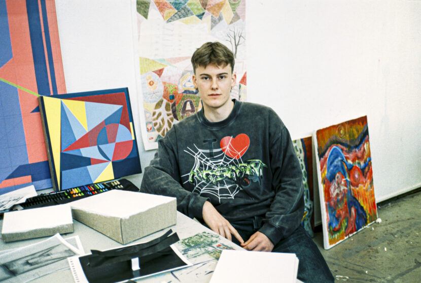 Jørgen Bryn forteller om hvordan det er å studere på Einar Granum Kunstfagskole. (Foto: Celine Bergundhaugen.)