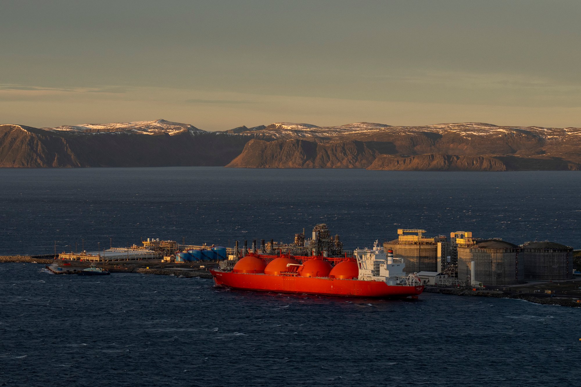 Det er formodentlig bare et tidsspørsmål før noen saboterer kabler i norsk territorialfarvann. Elektrifisering av sokkelen risikerer å skade en allerede tynnslitt tillit til norske politikere, skriver Ole Jørgen Anfindsen. På bildet: Melkøya-anlegget flere partier vil elektrifisere. (Foto: Fredrik Varfjell/NTB.)