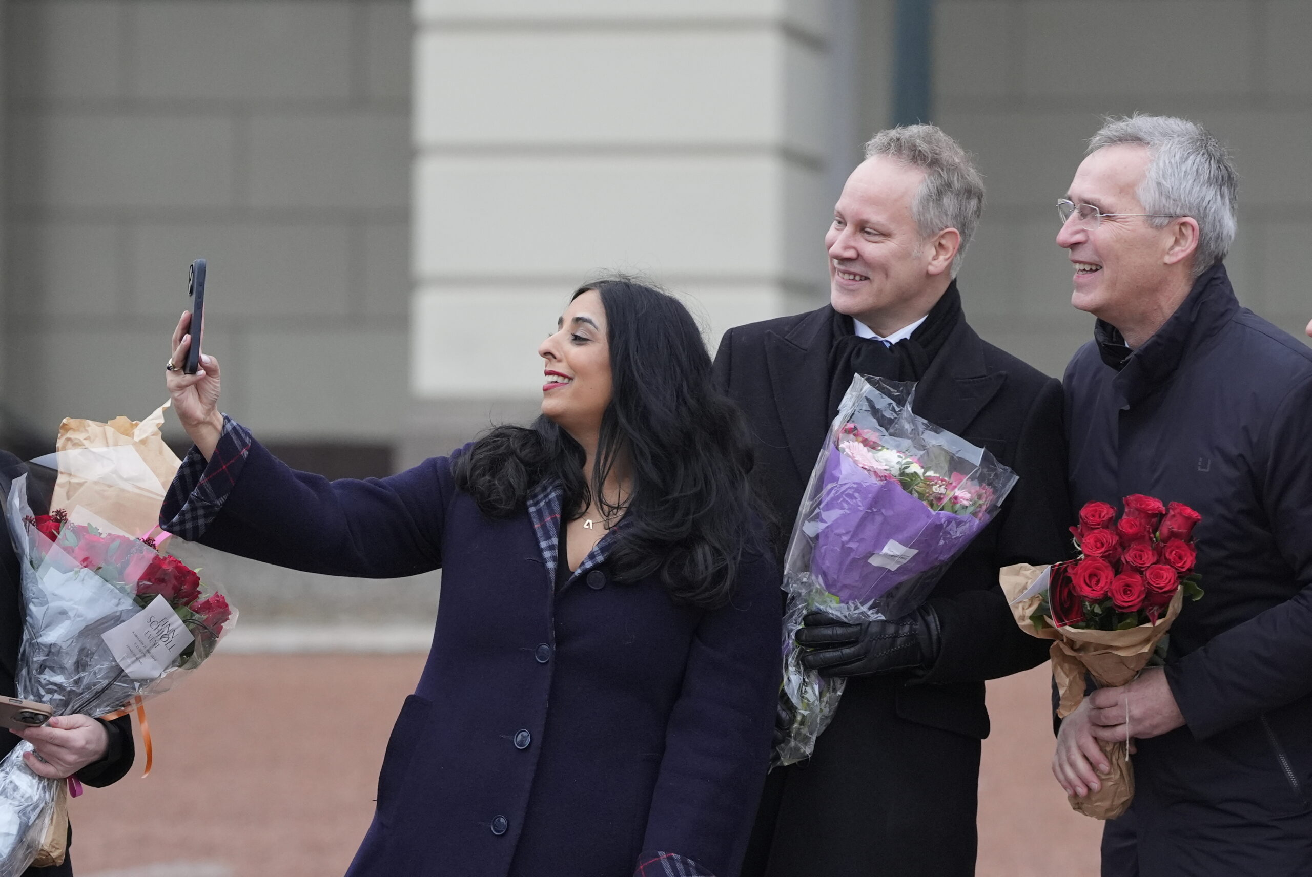 Lubna Jaffery tar selfie med Jens Stoltenberg og Jon-Ivar Nygård når Jonas Gahr Støre presenterer ny regjering 4. februar 2025. (Foto: Lise Åserud/NTB.)