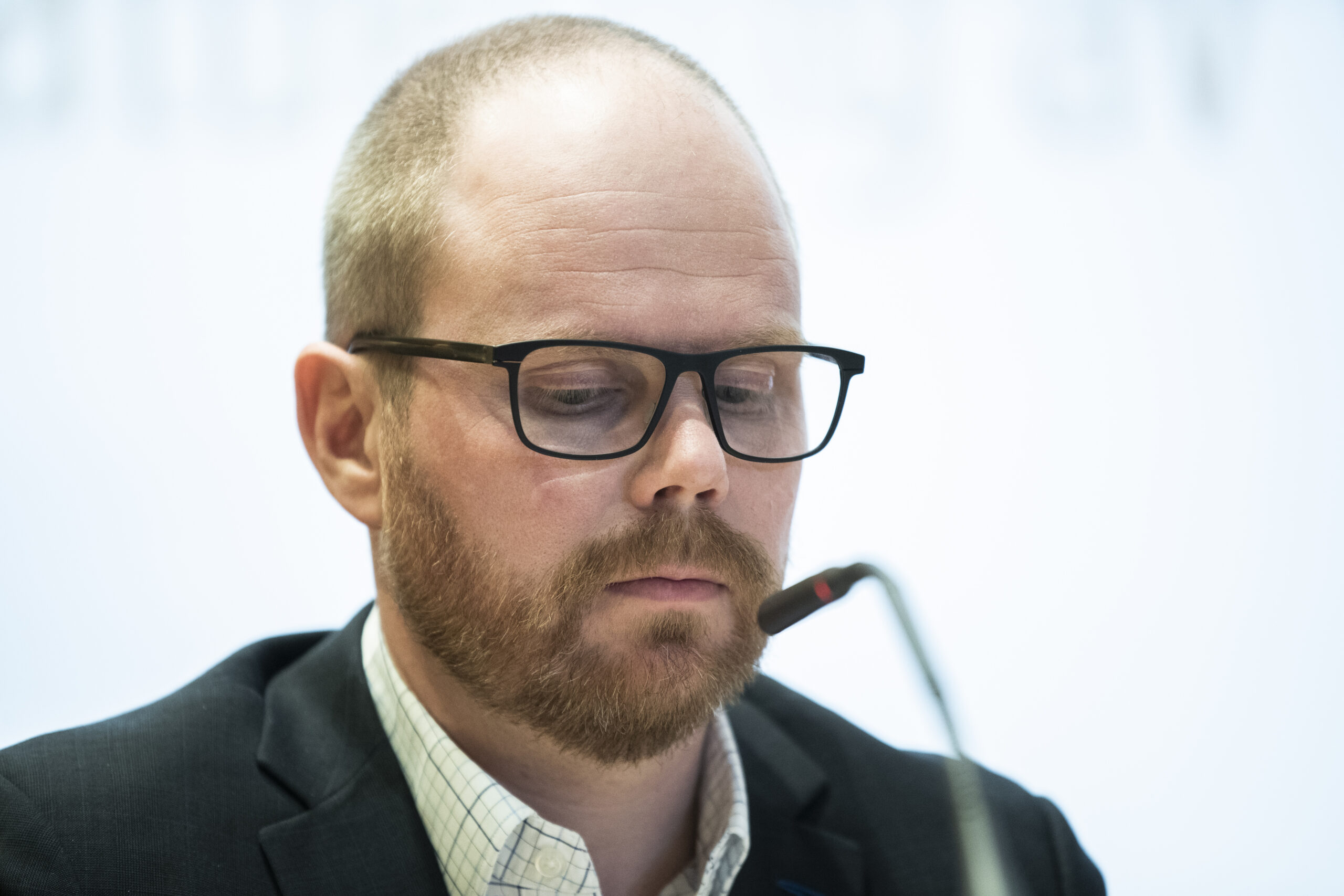 Sjefredaktør i VG, Gard Steiro, under presentasjon av avisens egen evaluering av avisas dekning av den såkalte Giske-videosaken. Mediehuset legger fram evalueringen onsdag kveld. (Foto: Berit Roald/NTB.)