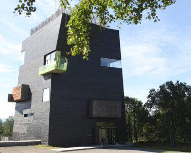 Hamsunsenteret tåler ikke det til tider harde været på på Hamarøy i Nordland. Senteret sto ferdig i 2009 i forbindelse med 150-årsjubileet for Knut Hamsuns fødsel. (Foto: Marianne Løvland/NTB.)