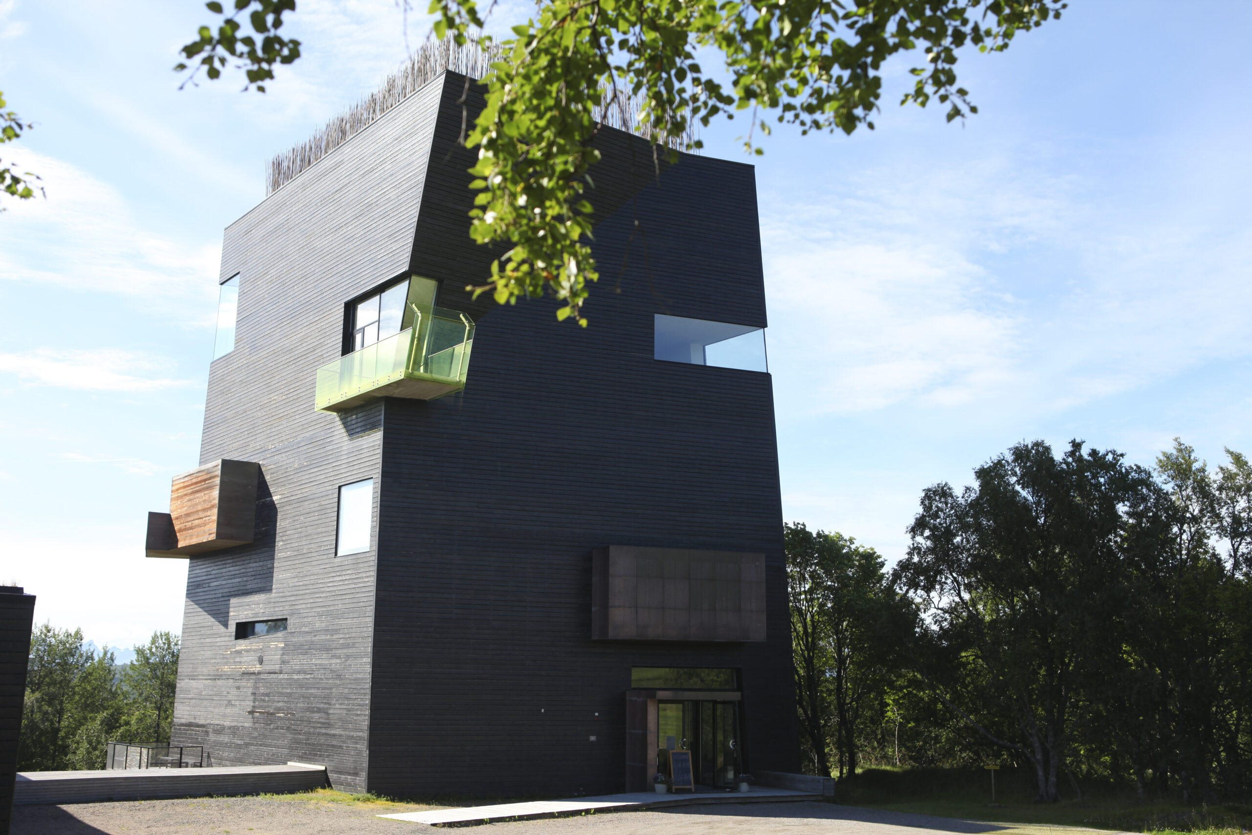 Hamsunsenteret tåler ikke det til tider harde været på på Hamarøy i Nordland. Senteret sto ferdig i 2009 i forbindelse med 150-årsjubileet for Knut Hamsuns fødsel. (Foto: Marianne Løvland/NTB.)