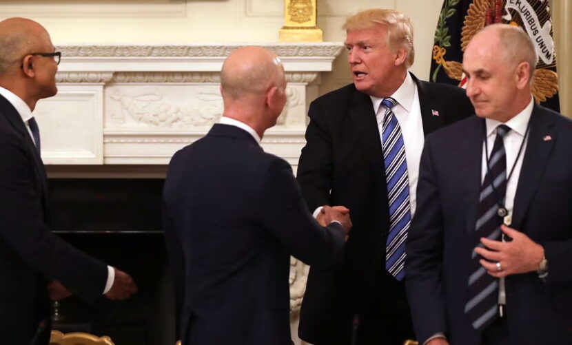 President Donald Trump hilser på Jeff Bezos, men har bare øyne for Microsoft-direktør Stya Nadella som er nestemann. (Foto: Getty.)